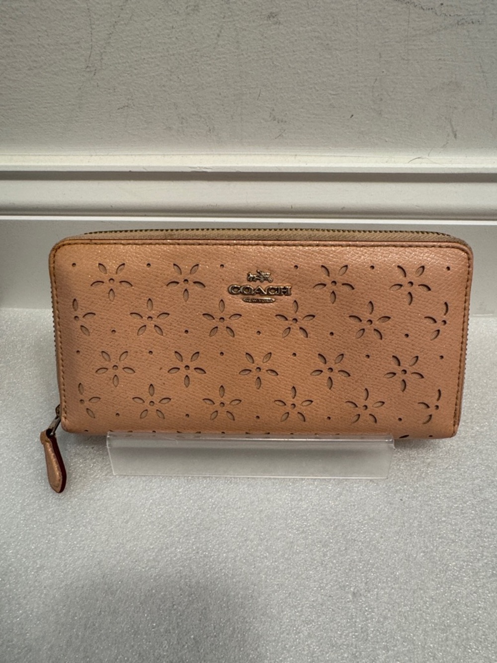 Coach Perforated laser cut Floral Zip-Around Wallet in Blush pink sparkly - Picture 3 of 8